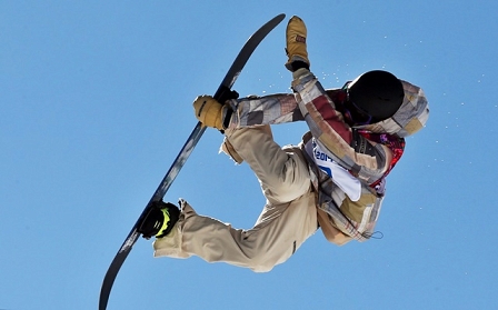 Snowboarder Sage Kotsenburg mit einem Double-Grab